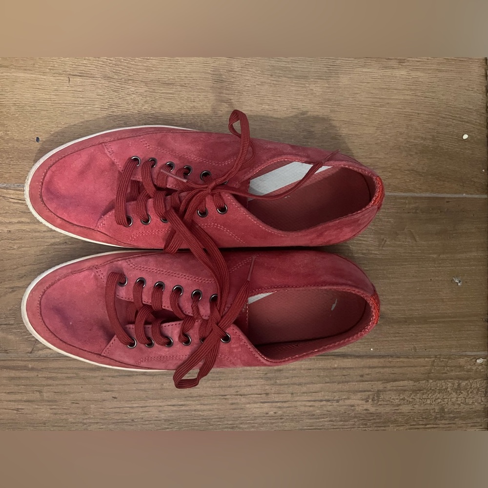Dark pink fit flop. Very comfortable and well loved. Size 10